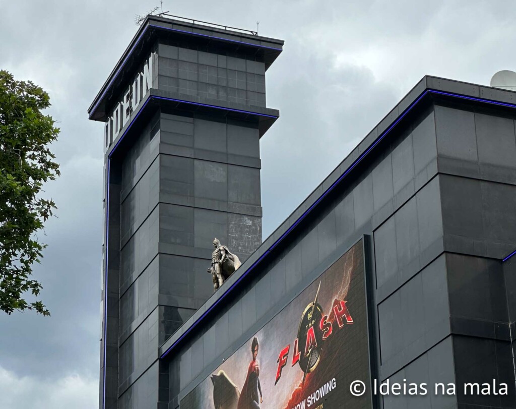 Batman, uma das estátuas da Leicester Square em Londres