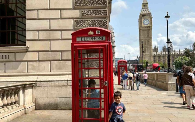 Cabine de orelhão vermelho e o Big Ben, dois ícônes de Londres