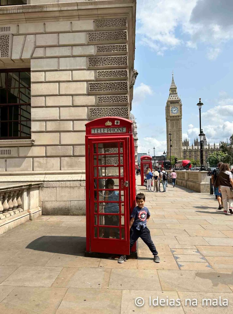 Cabine de orelhão vermelho e o Big Ben, dois ícônes de Londres