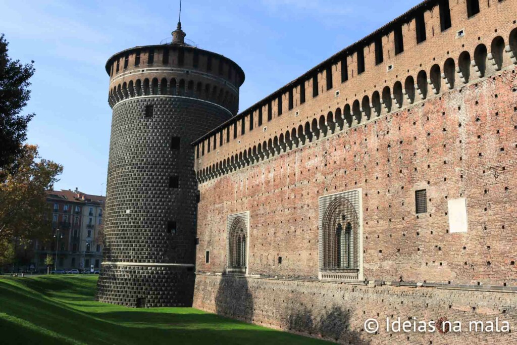 Muralha do Castello Sforzesco: a construção é linda