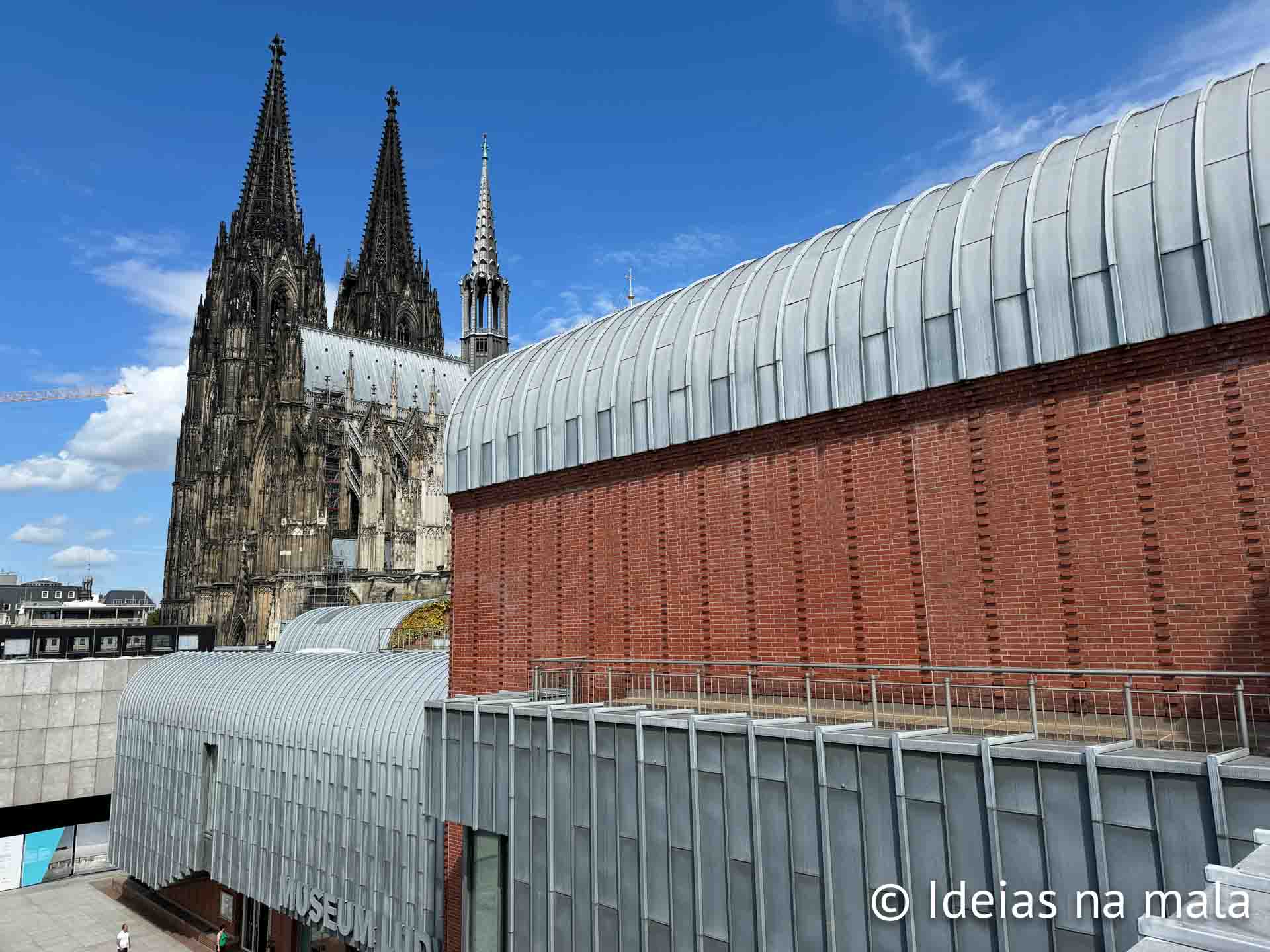 Museu Ludwig com a catedral ao fundo