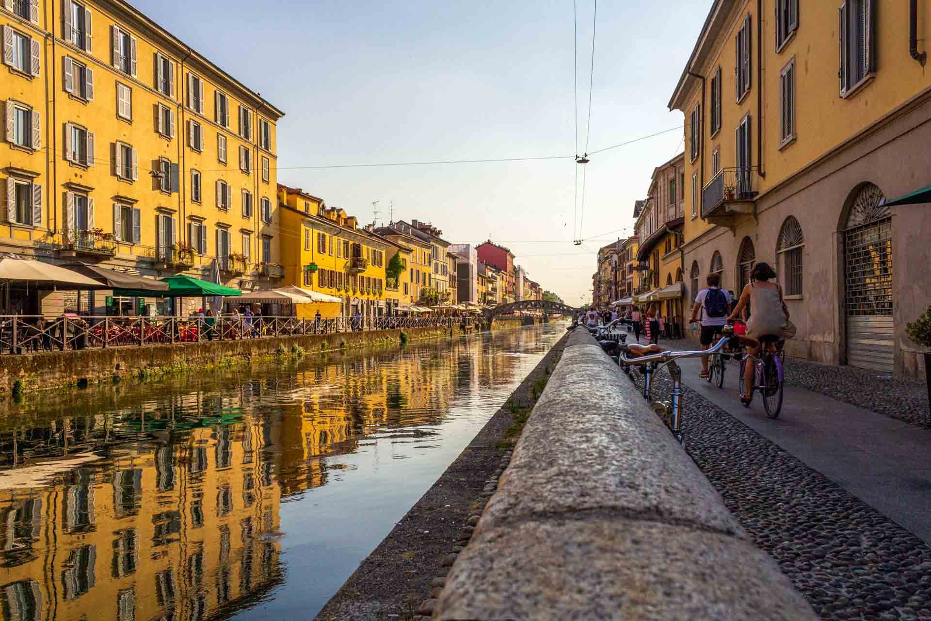 O bairro de Navigli em Milão é famoso pelos aperitivos