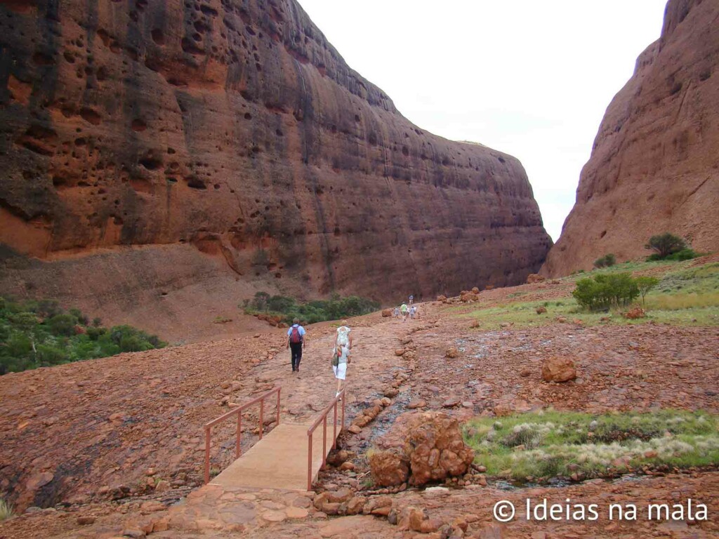 Walpa Gorge um caminho entre as rochas em Uluru no deserto australiano na Austrália