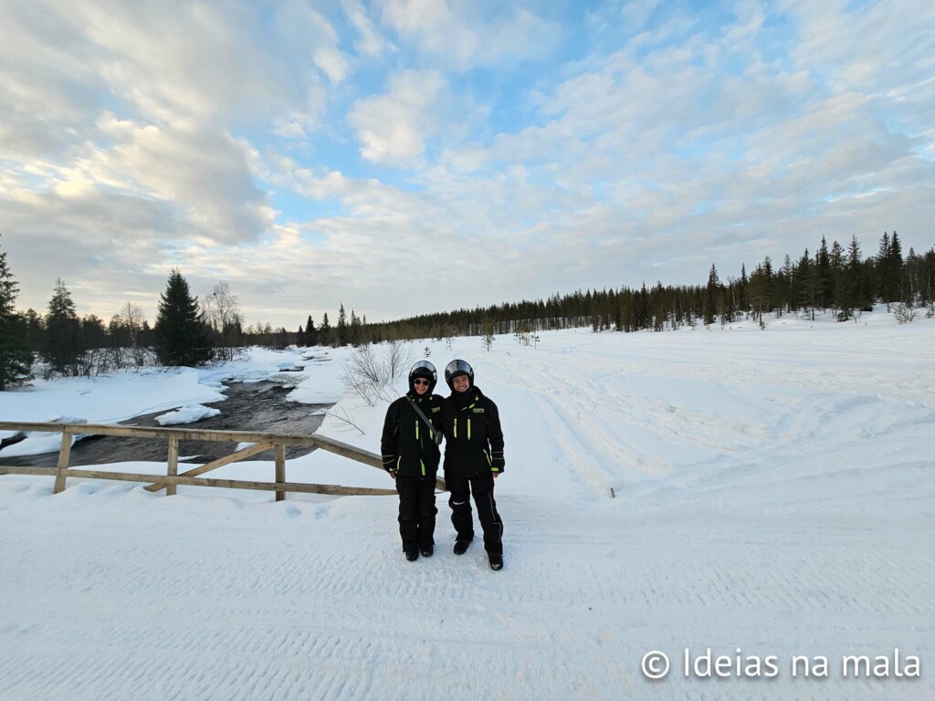 Um das paisagens do passeio de snowmobile pelo norte da Finlândia