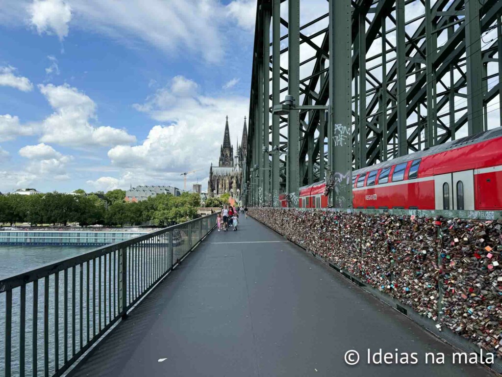 Ponte Hohenzollernbrucke todinha decorada por cadeados com catedral ao fundo