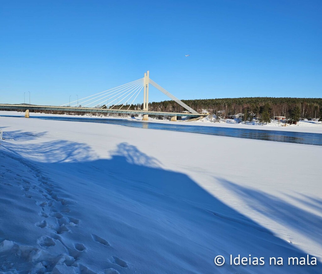 Principal rio de Rovaniemi, Finlândia congelado