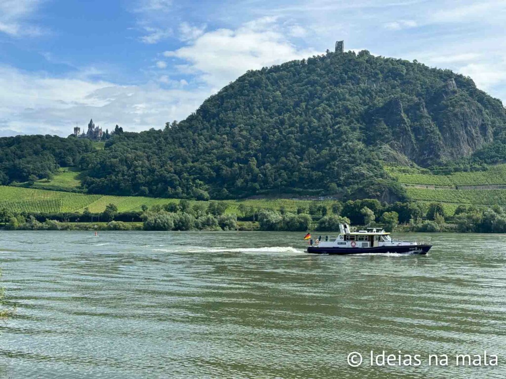 Passeio de bicicleta pelas margens do Rio Reno em Bonn na Alemanha.