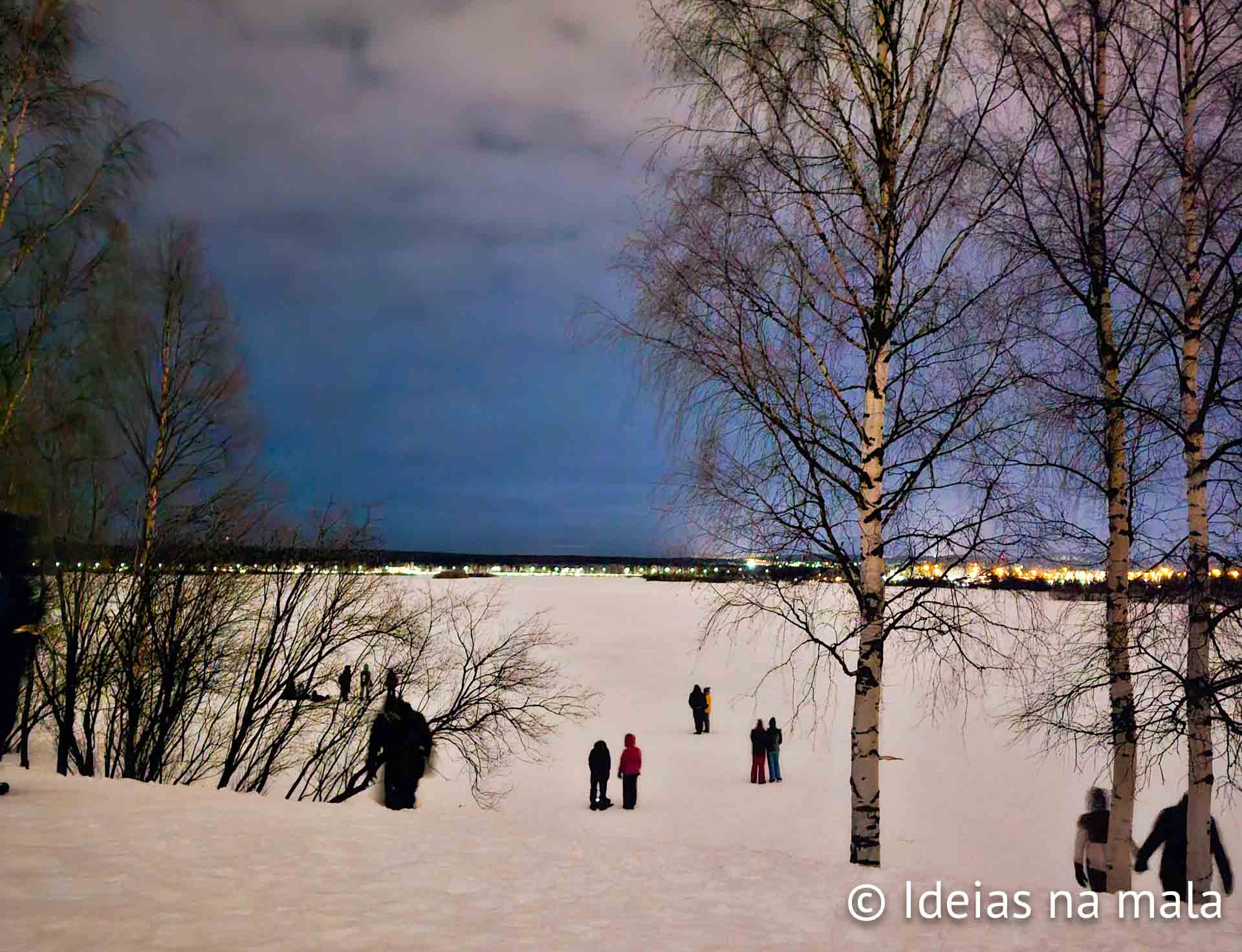 Rio congelado em Rovaniemi em Aurora boreal na Finlândia