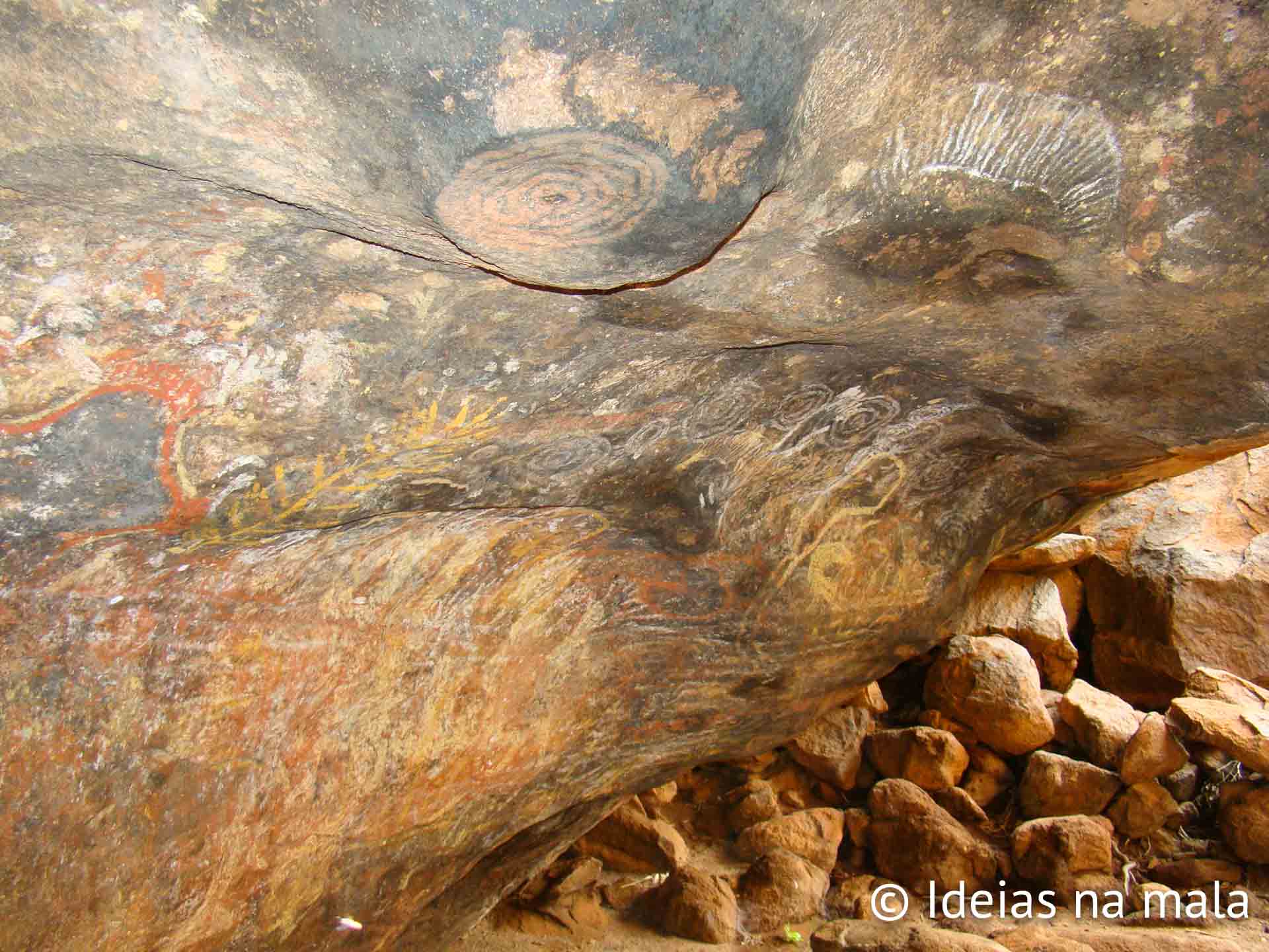 Kantju Gorge uma caverna no Mala Walk em Uluru no deserto australiano na Austrália