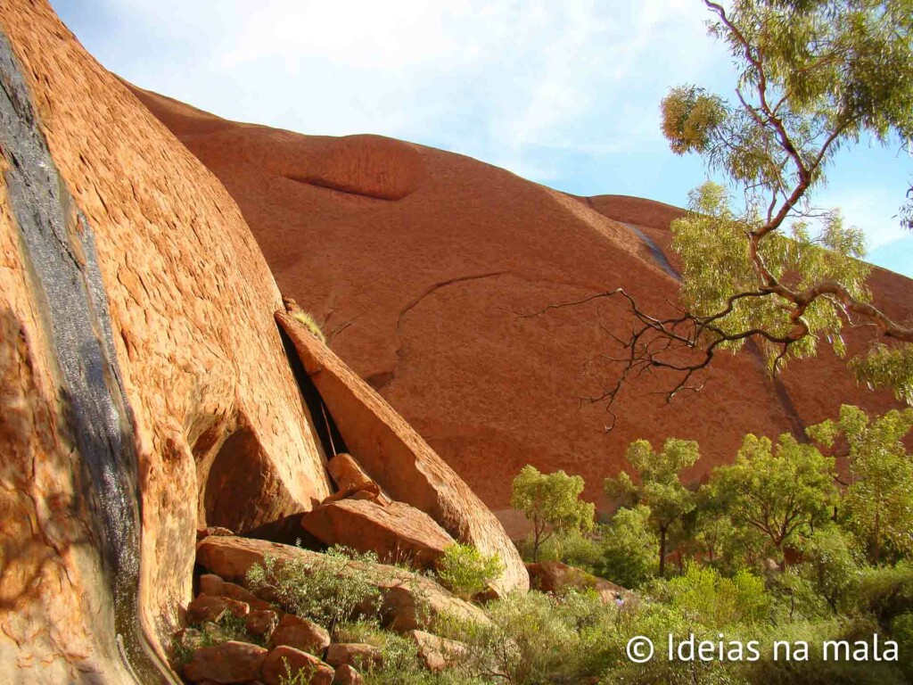 Uluru o monólito vermelho no deserto australiano na Austrália