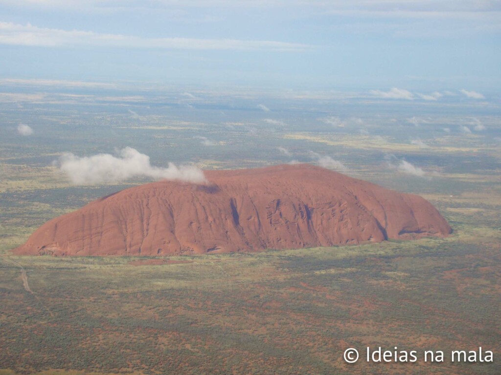 Uluru visto do avião no deserto Australiano na Austrália