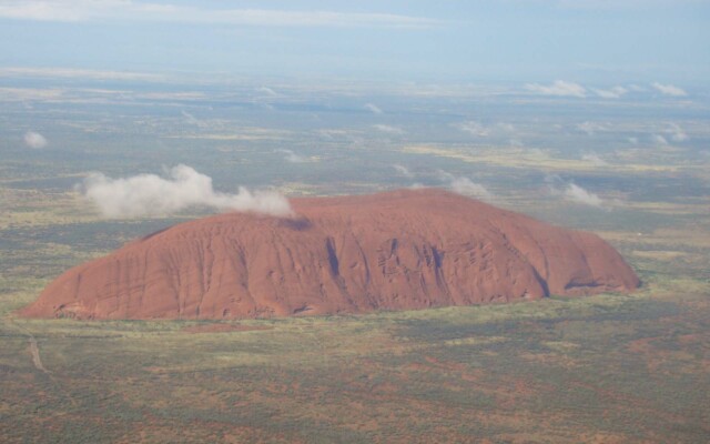 Uluru visto do avião no deserto Australiano na Austrália