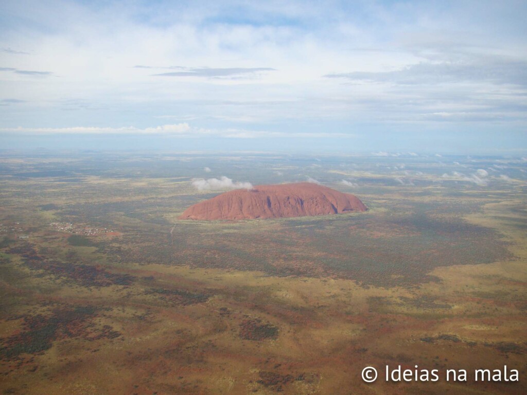 Uluru visto do avião no deserto Australiano na Austrália