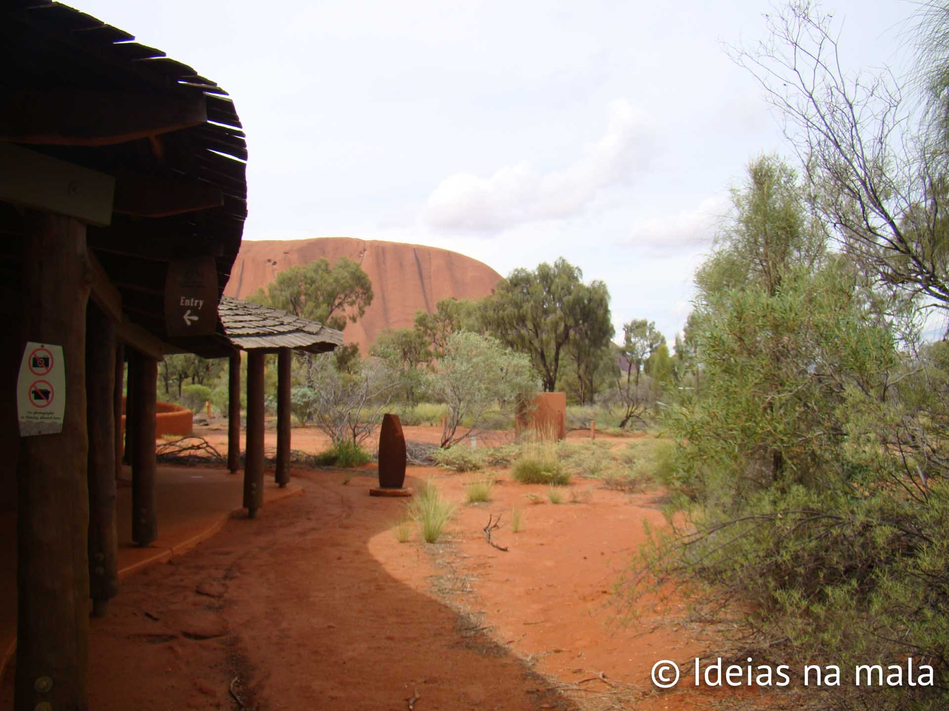 Centro Cultural Aborígene em Uluru no deserto da Austrália