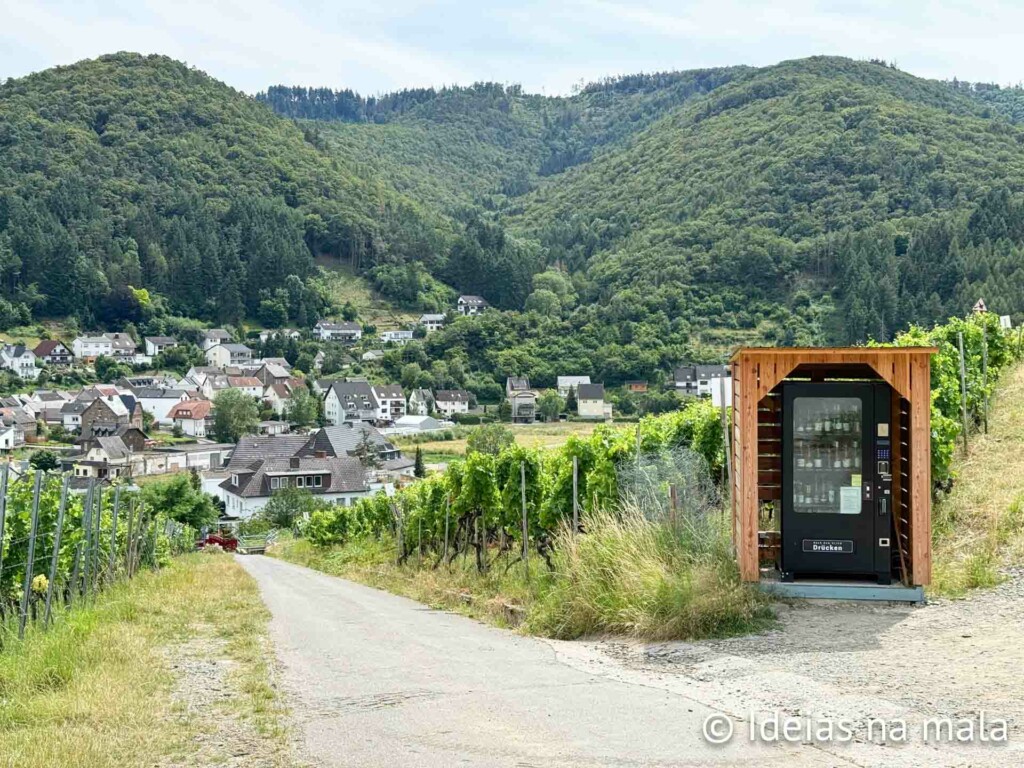 Geladeira que vende vinhos em trilha no Vale do Ahr, Alemanha