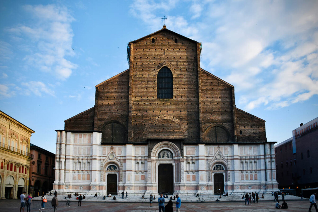 Basílica de São Petrônio na Bolonha em roteiro de 5 dias em Emilia Romagna