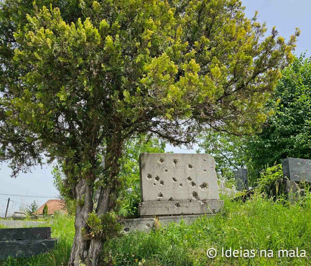 Lápide com marcas de tiros no cemitério Judeu em Sarajevo