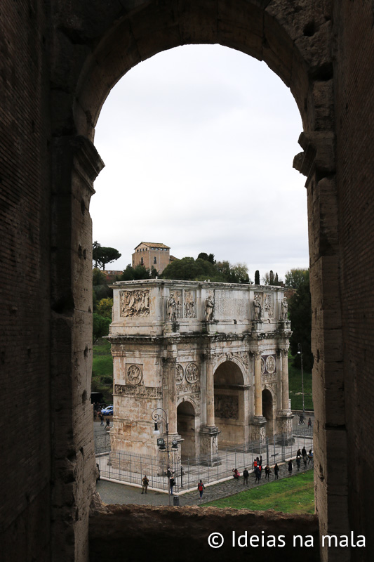 Arco de Constantino visto do Coliseu de Roma na Itália