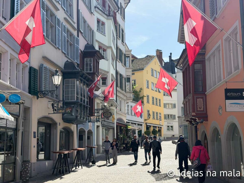 Bandeirinhas no centro histórico de Zurich