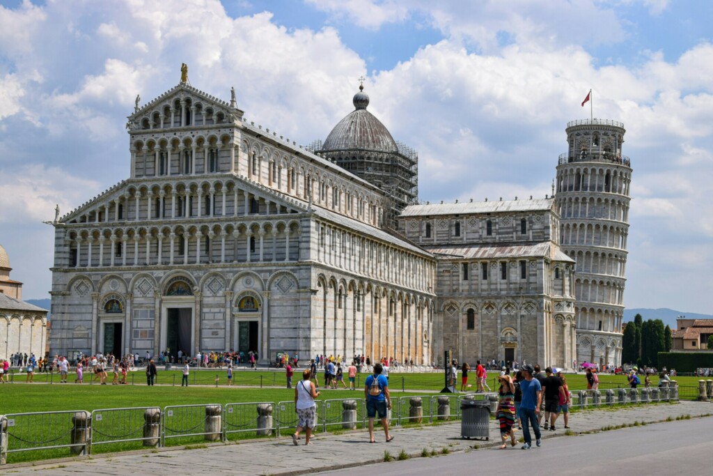 bate e volta a Torre de Pisa na Itália