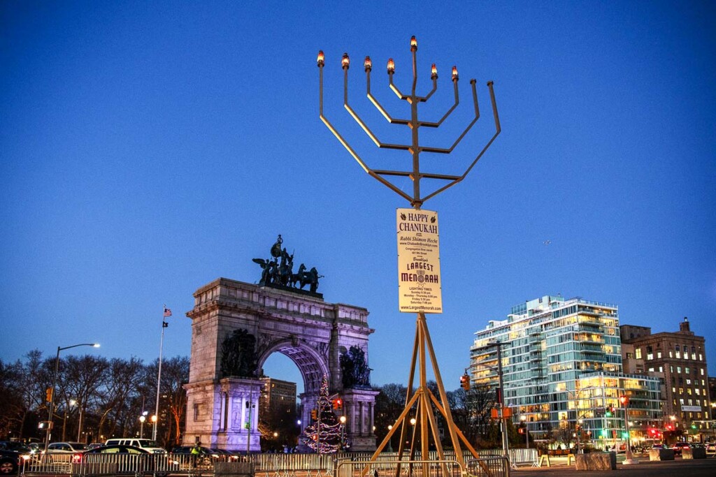 Grand Army Plaza-Menorah em final de Ano em Nova York City