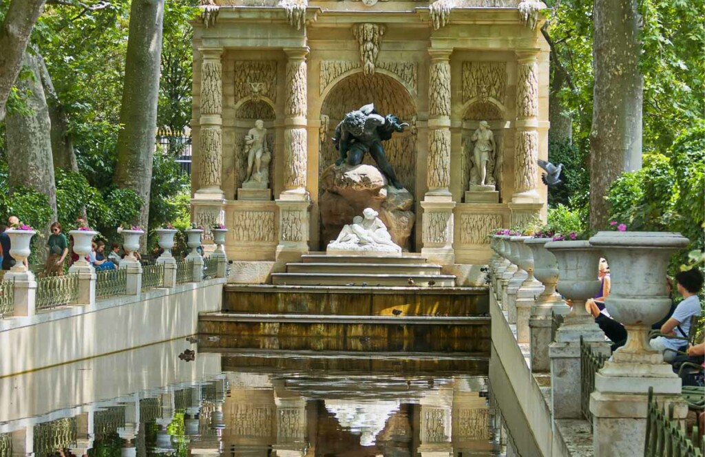 Fonte de Médici nos Jardins de Luxemburgo em Paris