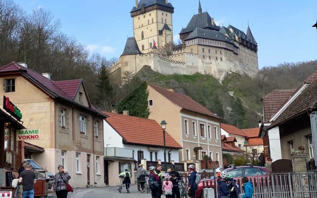 vale a pena visitar o Castelo gótico de Karlstejn