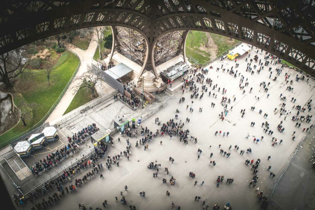 chão de vidro do 1° andar da Torre Eiffel em Paris na França