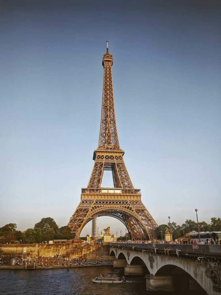 melhor horário para visitar a Torre Eiffel em Paris