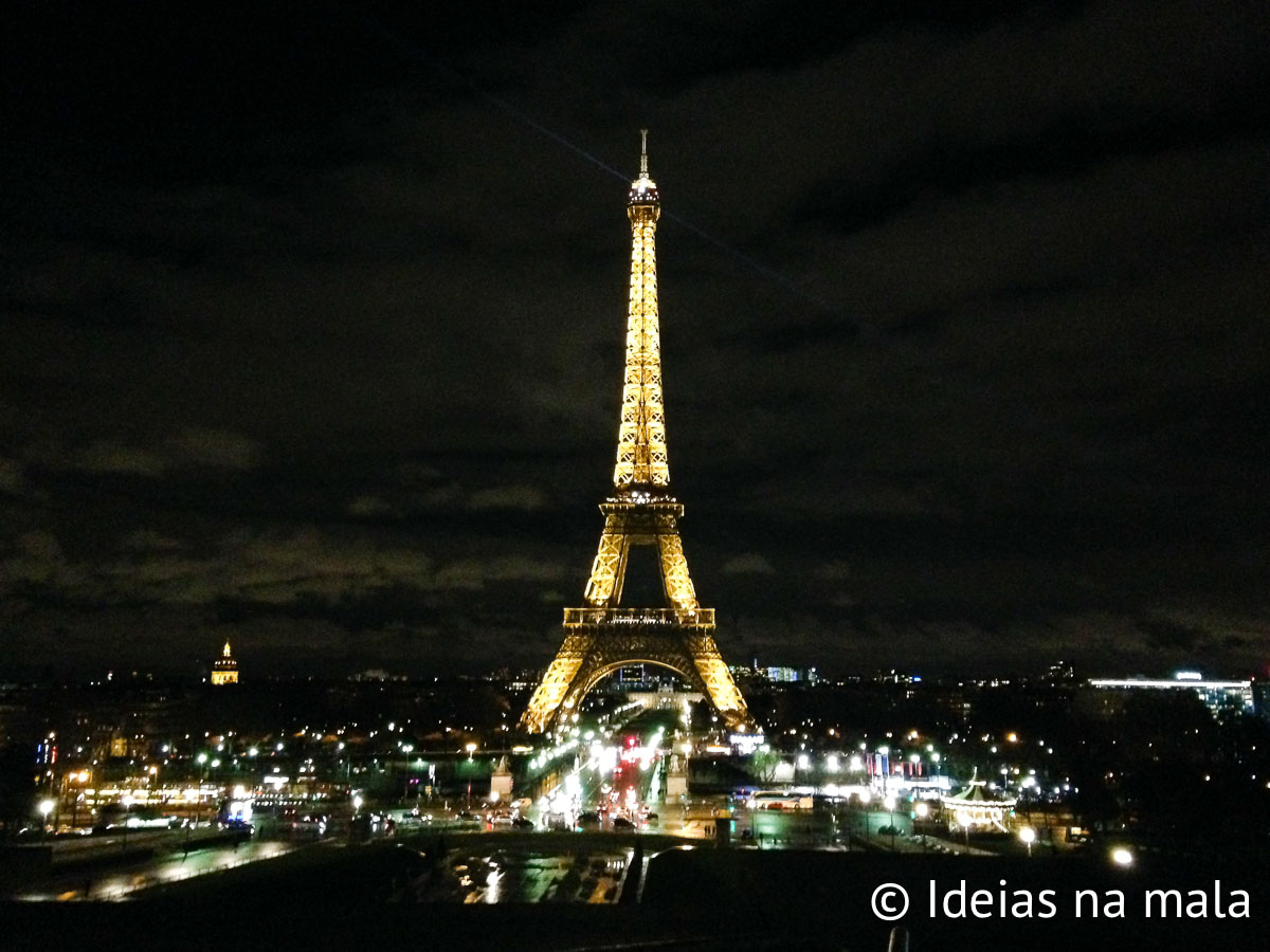 Torre Eiffel a noite em Paris na França