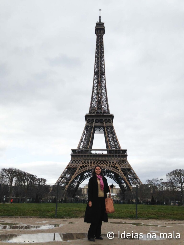 Torre Eiffel vista do Champ de Mars em Paris na França