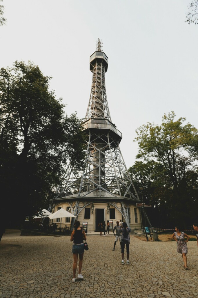 vale a pena subir na Torre Petrin em Praga