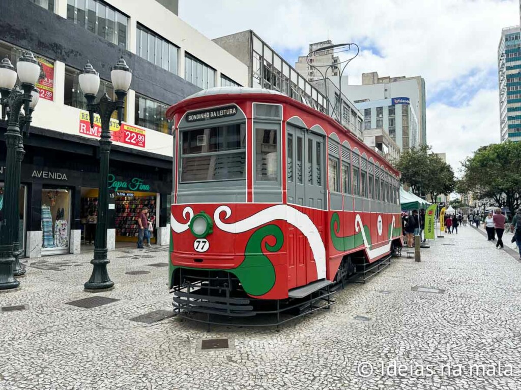 Bondinho da Leitura na rua das Flores em Curitiba