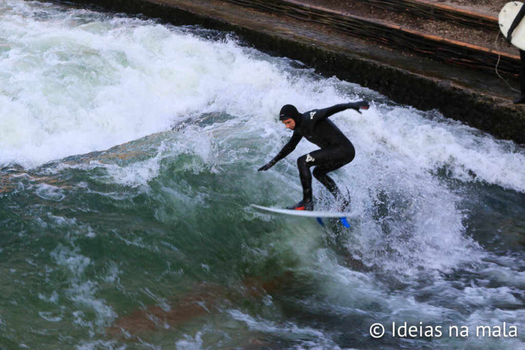 Surfista pegando onda no Englischer Garten em Munique