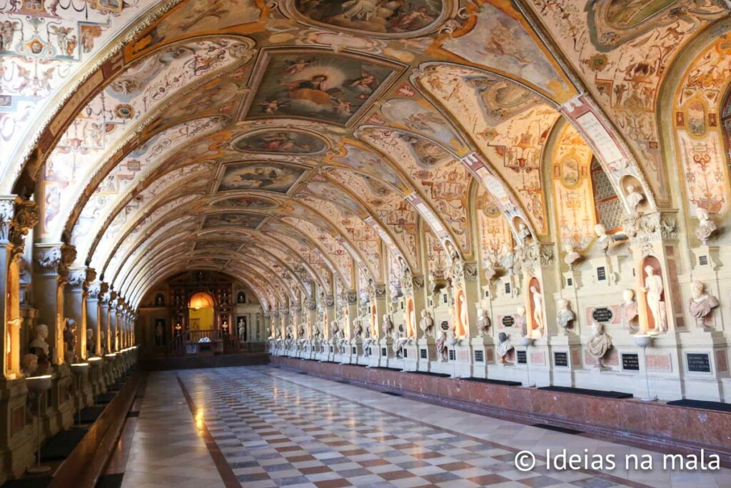 Um dos corredores do Residenz, o Palácio Real de Munique