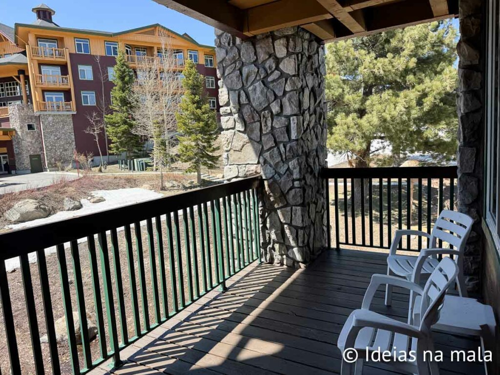 Varanda no Juniper Springs Lodge em Mammoth Lakes