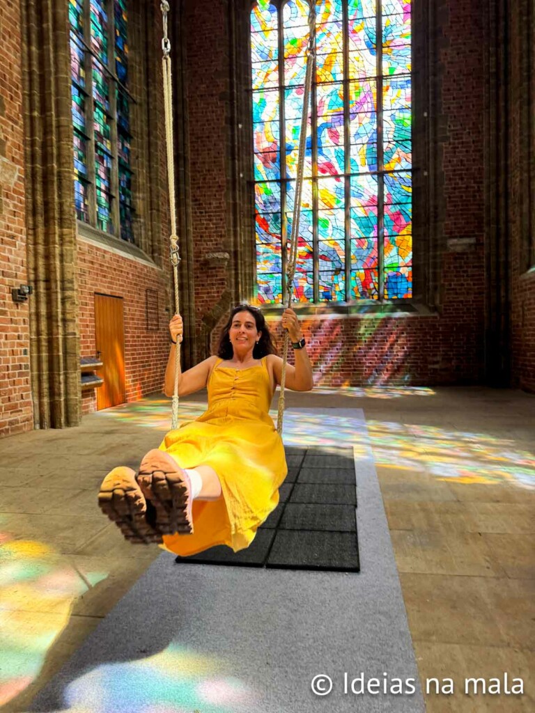 Balançando no interior de uma igreja