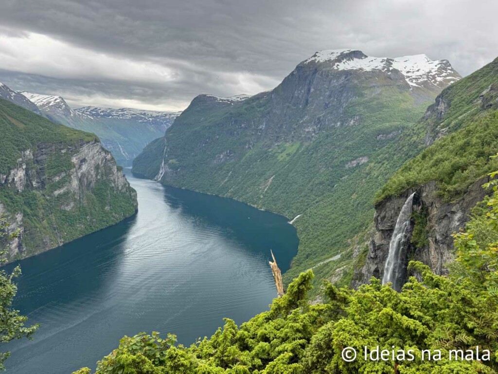 Geiranger visto do alto do Ørnesvingen Viewpoint
