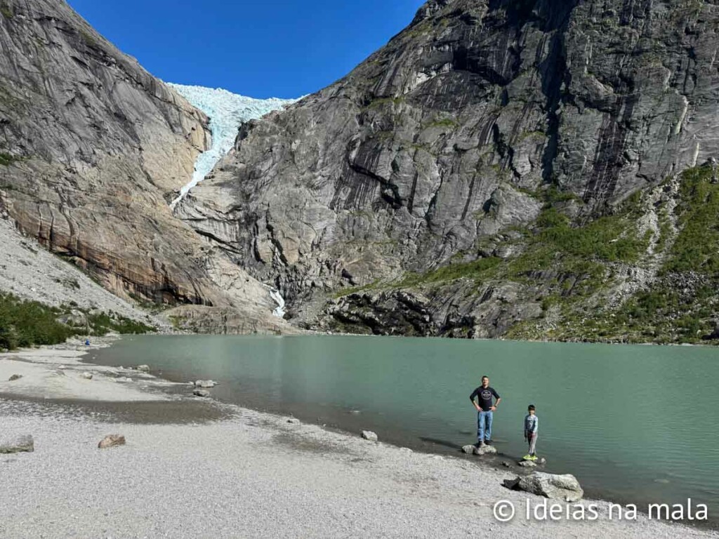 Lago glaciar formado pela geleira Briskdal na Noruega
