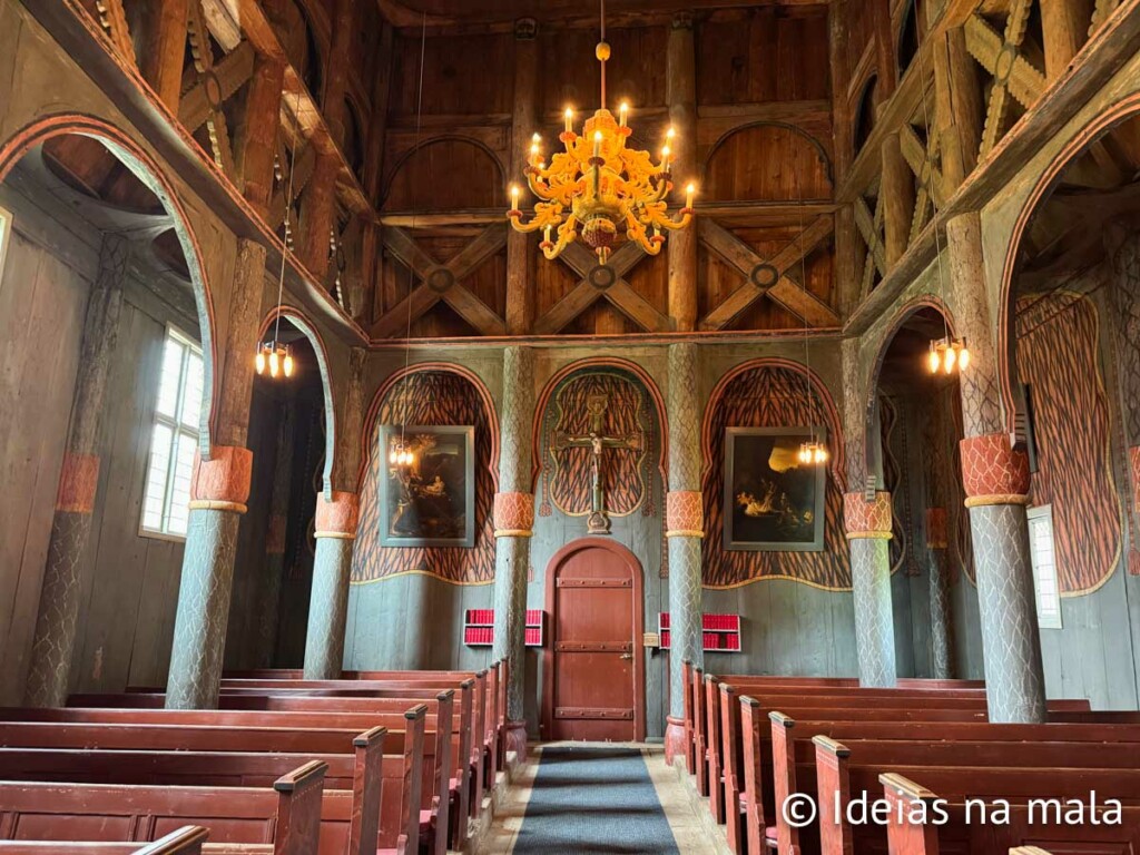Interior da Borgund Stave Church: vale a visita