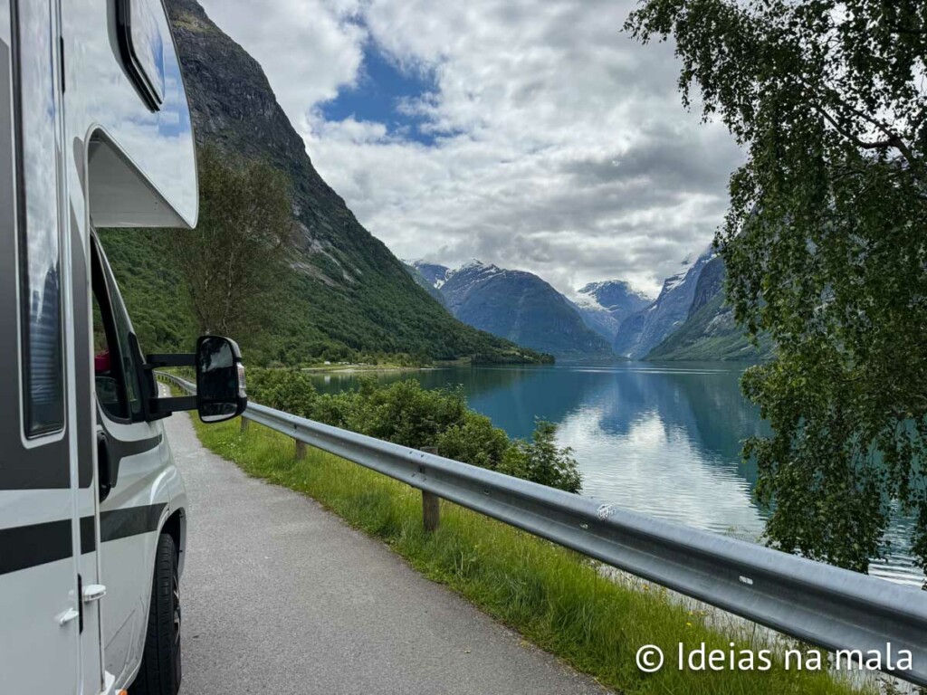 Lago Lovatnet na região de Loen, Noruega