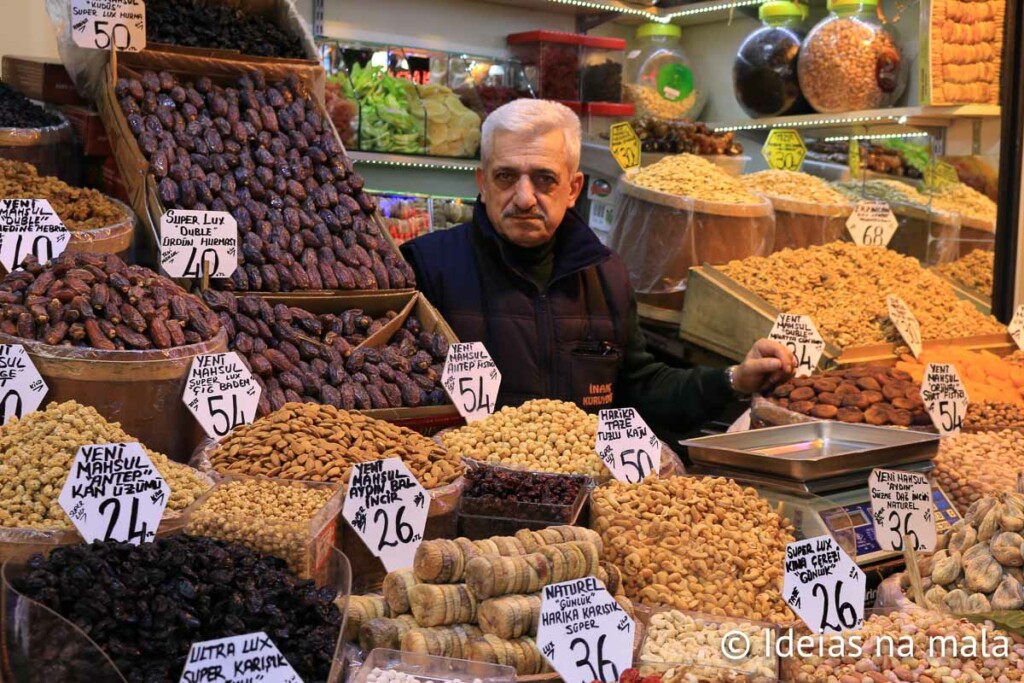 Mercado de especiarias em Istambul na Turquia