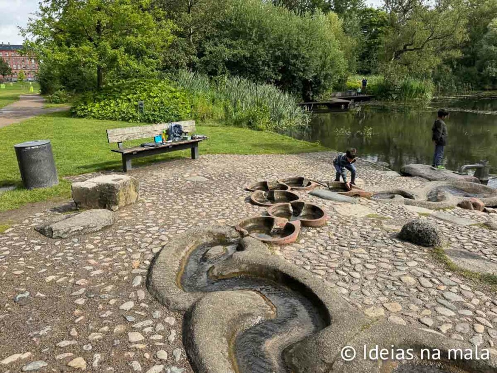 Caminho das folhas no Munke Mose Park em Odense