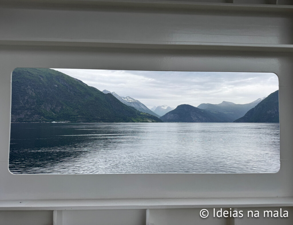 Passeio de balsa na região de Linge na Noruega