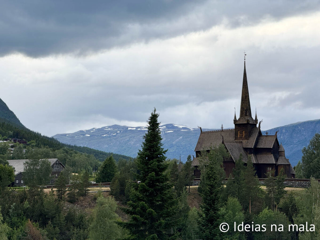 Vilarejo de Lom e sua Stave Church