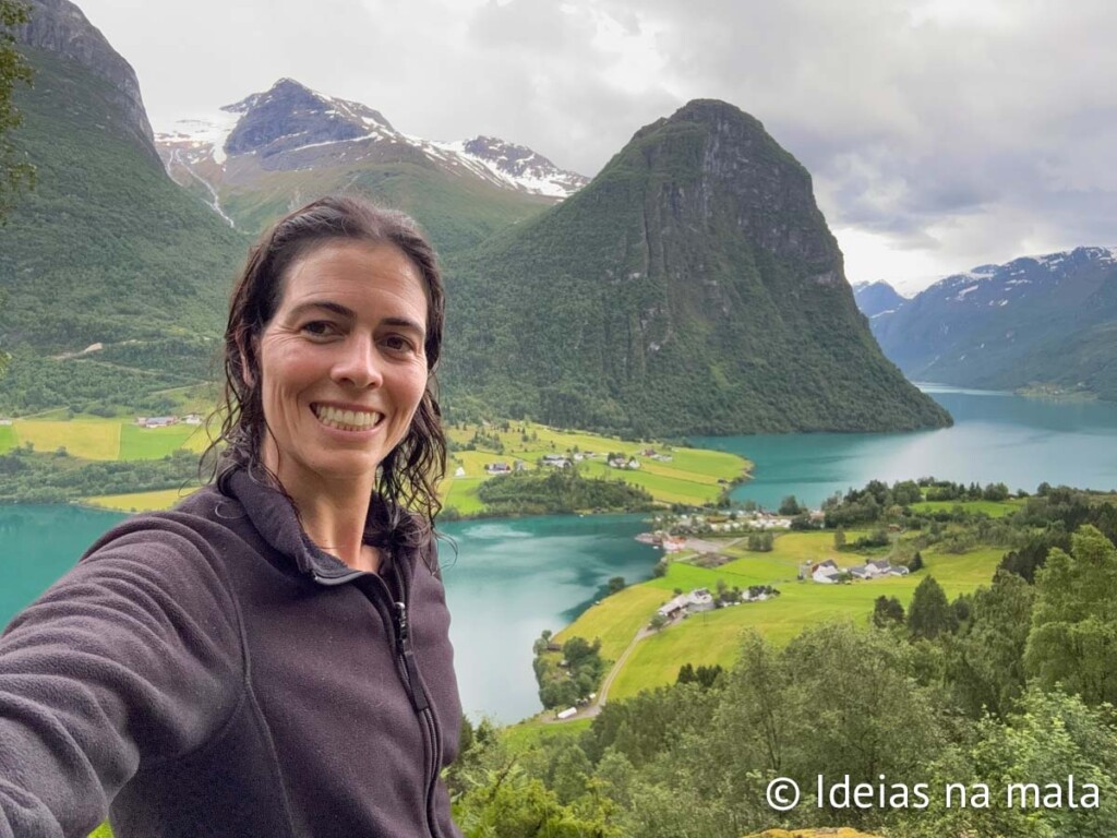 Trilha na região de Olden na Noruega