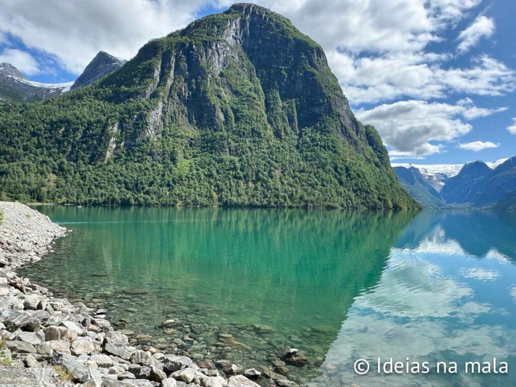 Lago Oldevatnet e a geleira Briskdal