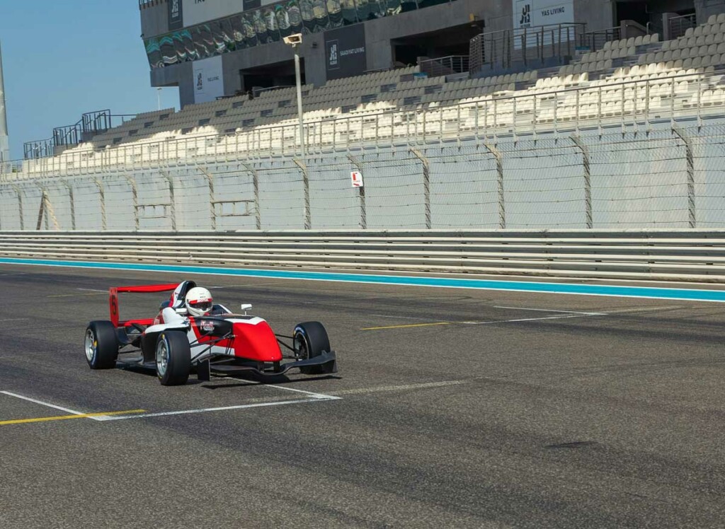 como é a visita ao Yas Marina Circuit