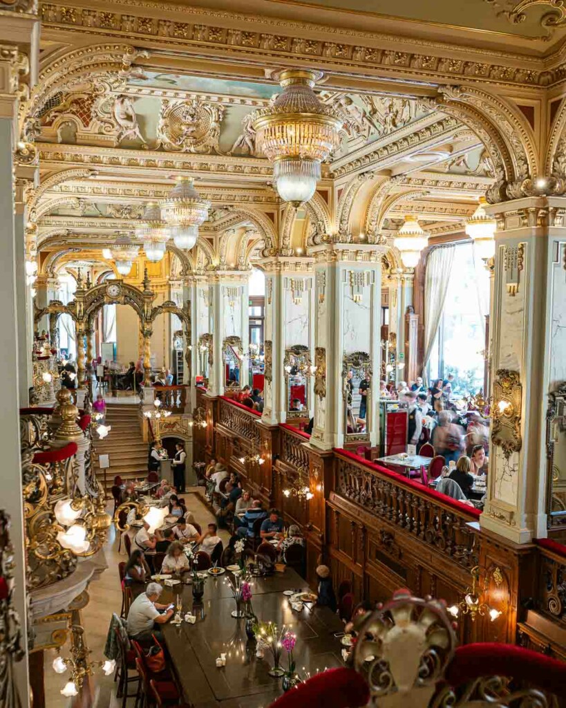 Vale a pena entrar no New York Café em Budapeste?