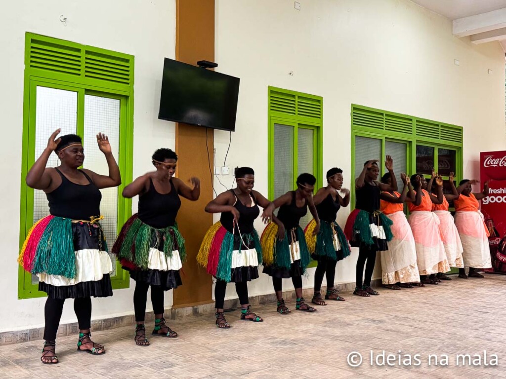 Mulheres da ONG Ride 4 a Woman mostrando danças típicas da Uganda